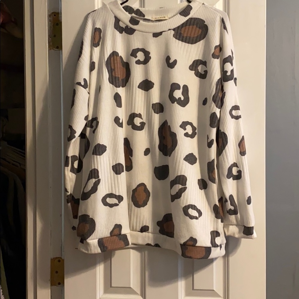 Long sleeve animal print blouse.
